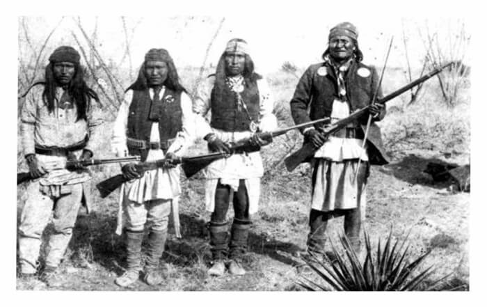 Imagen de un grupo de apaches armados.