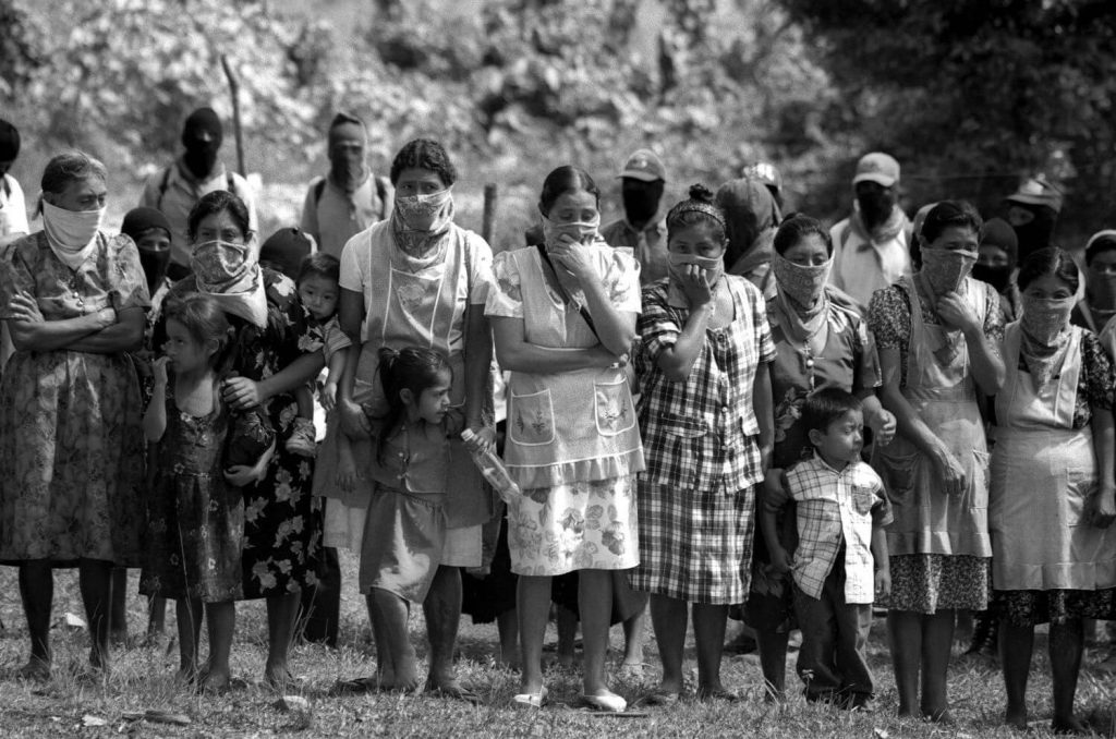 Fotografía de mujeres y niños juntos al EZLN.