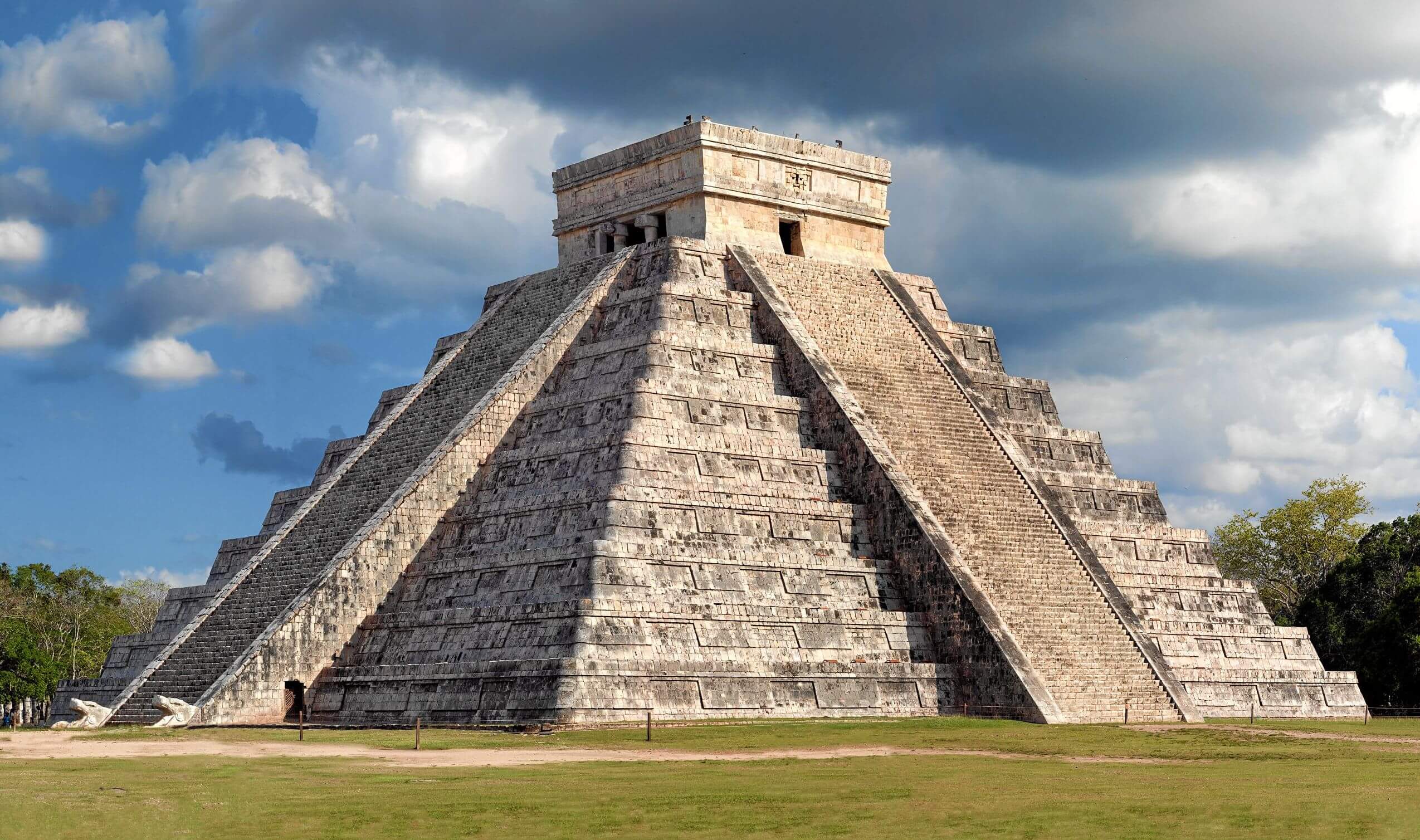 El Templo de Kukulkán en la zona arqueológica de Chichén Itzá.