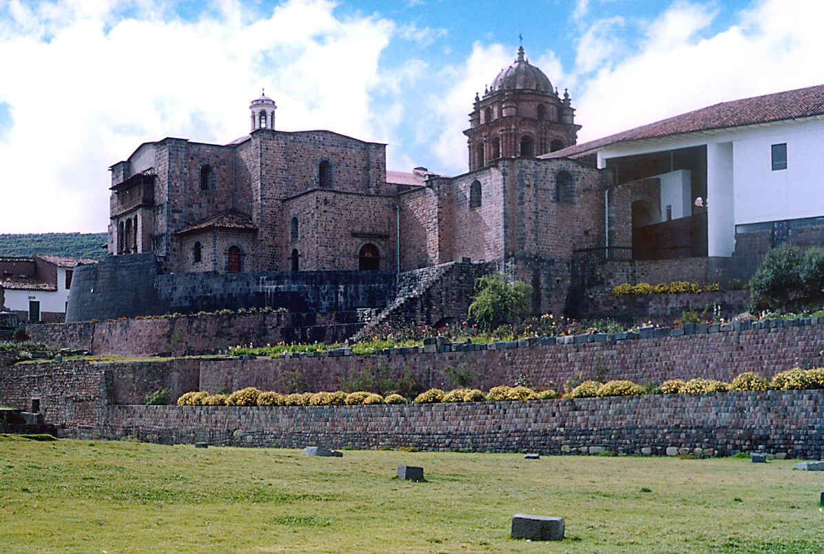 Vista del Coricancha  y Convento de Santo Domingo en la ciudad del Cuzco.
