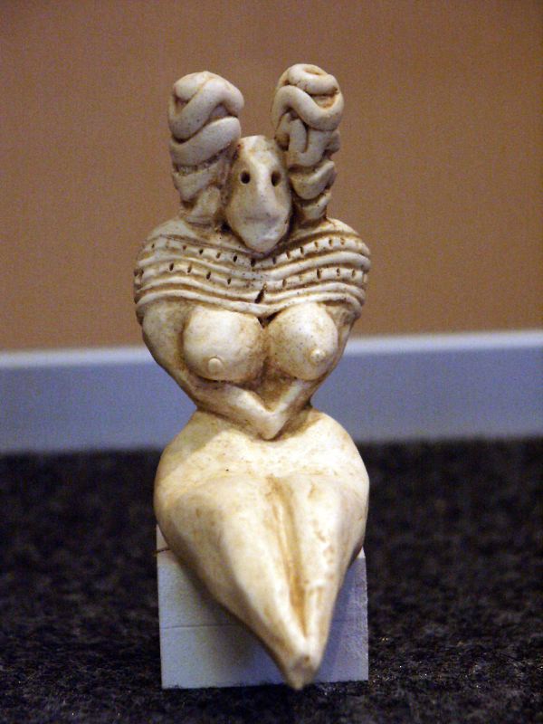 Figura femenina hallada en Mehrgarh.