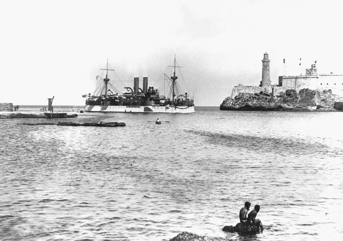 El USS Maine entrando en el Puerto de la Habana el 25 de enero de 1898.