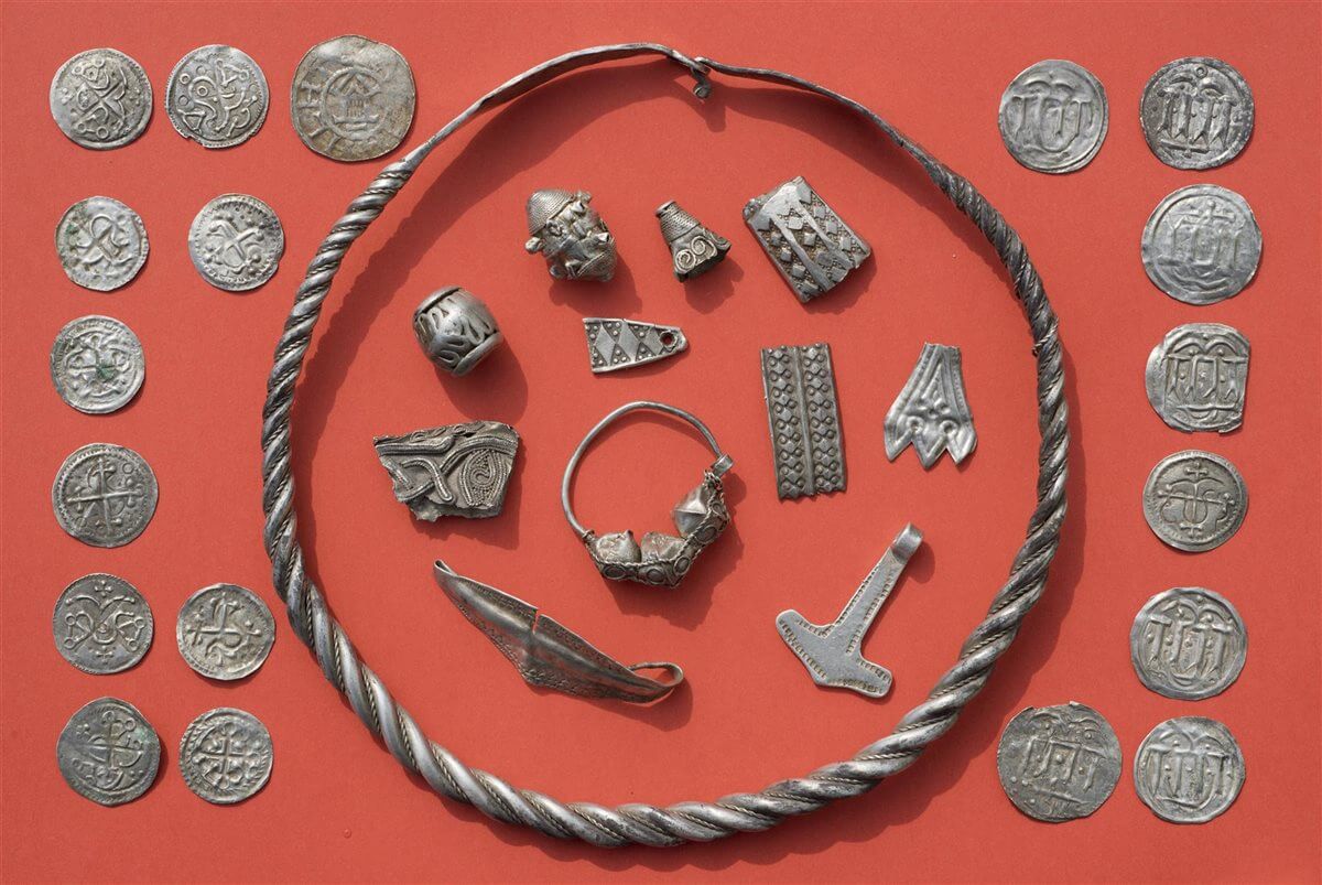 Piezas de época vikinga y más de 100 monedas del reinado de Harald Gormsson