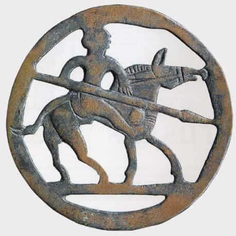 Fíbula del siglo VI que representa un guerrero a caballo con lanza.