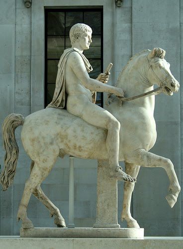 El emperador Calígula y su caballo Incitatus.