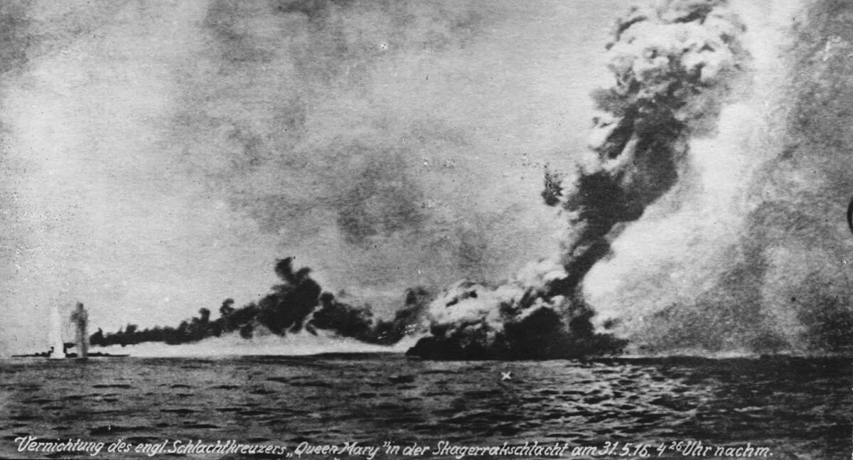 Explosión del acorazado británico HMS Queen Mary durante la batalla de Jutlandia
