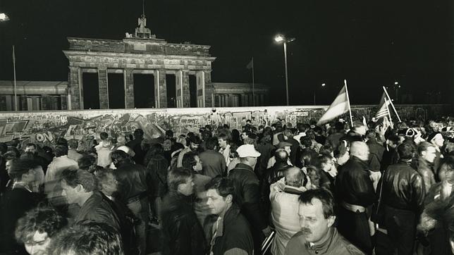 Enero de 1990. Alemanes festejando la caída del muro de Berlín