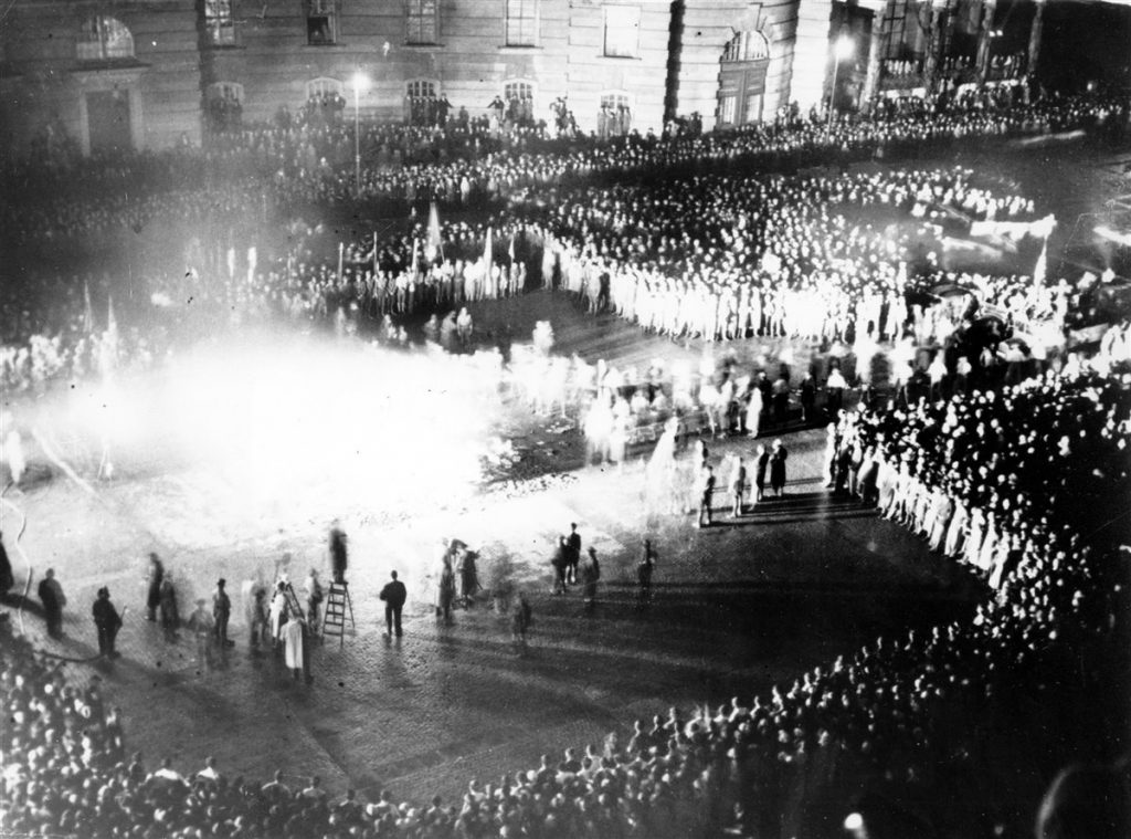 Manifestantes quemando libros en Mayo de 1933 en la Plaza de la Ópera (Berlín)