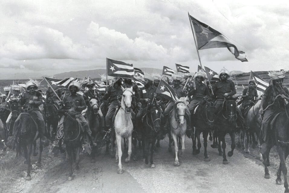 Grupo de revolucionarios a caballo en 1959, tras el triunfo de la revolución.