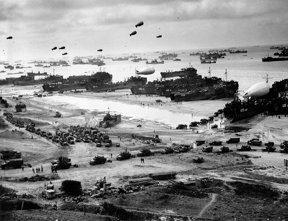 Desembarco de suministros en la playa Omaha en junio de 1944.