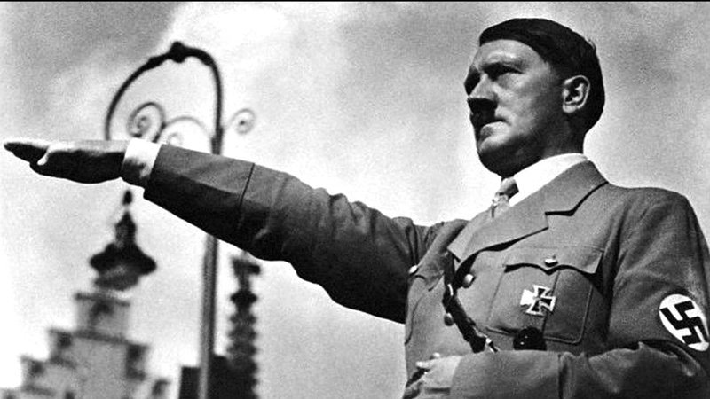 Hitler realizando el característico saludo romano.