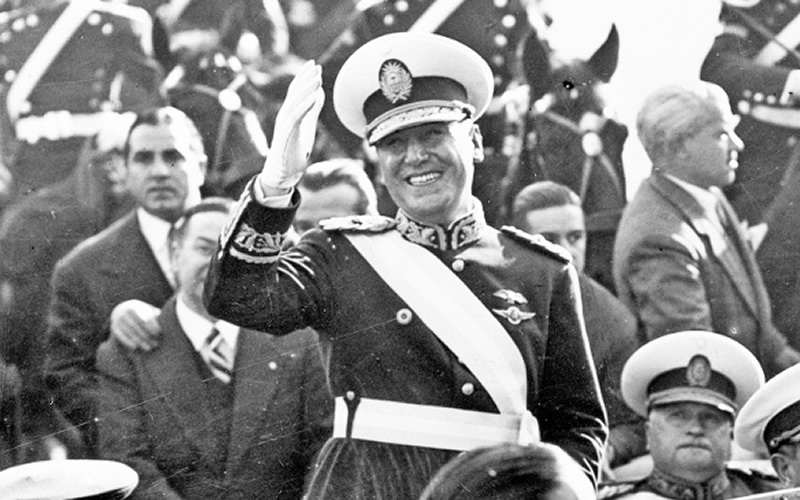 Perón con la banda presidencial y su traje militar
