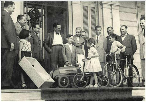  Eva Perón y su fundación brindando ayuda a unos niños