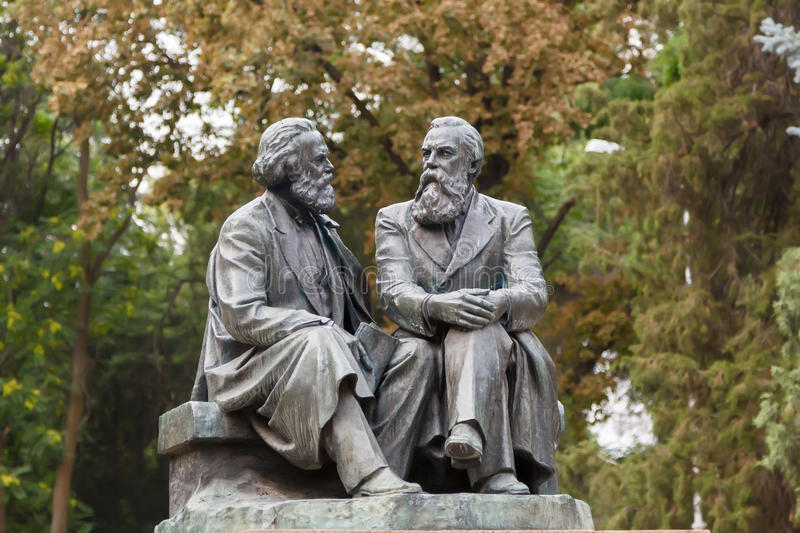 Monumento dedicado a Marx y Engels en Bishkek, Kirguistán
