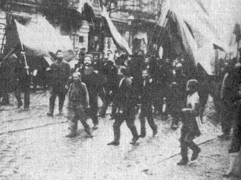 Manifestantes marchando hacia el Palacio de Invierno 1905.